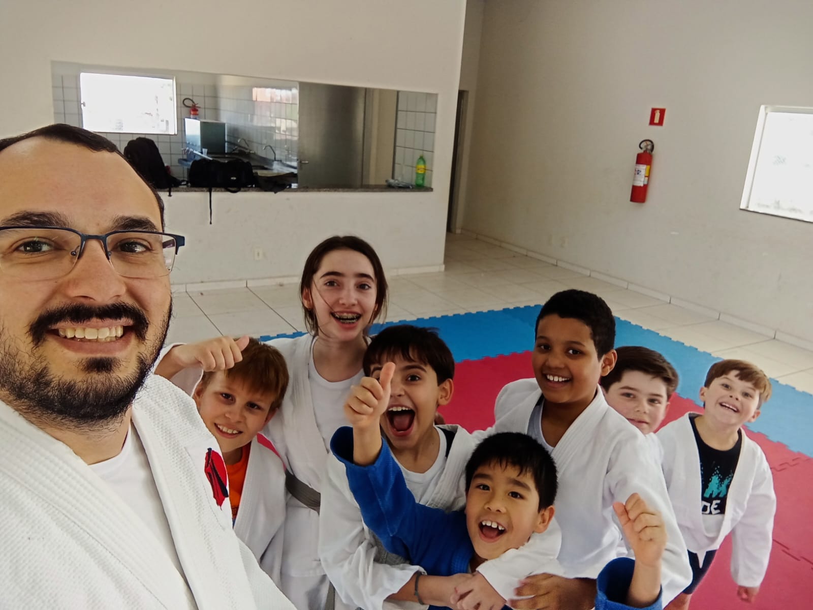 Professor Davi com alunos do Instituto Garra